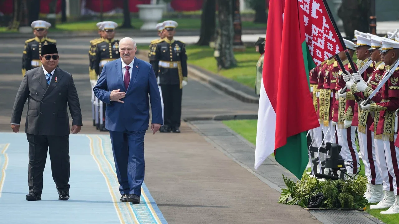 Presiden Prabowo Subianto  bersama Presiden Belarus Alexandr Lukashenko  memeriksa pasukan di Istana Merdeka, Jakarta, Kamis (02/07/2026).
AP Photo/Tatan Syuflana