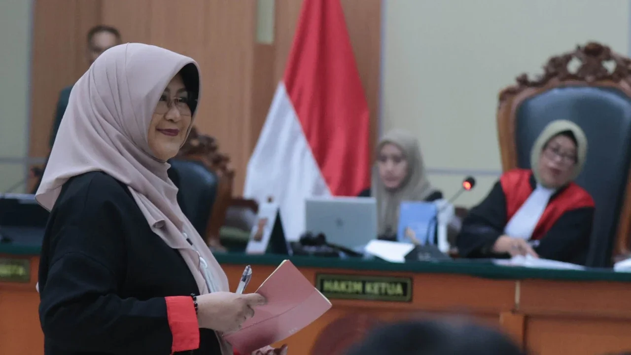 dr Tifauzia Tyassuma atau dikenal dokter Tifa  saat mengikuti sidang  pembacaan dakwaan perkara dugaan pencemaran nama baik terkait tudingan ijazah palsu Presiden ke-7 RI Joko Widodo di Pengadilan Negeri Jakarta Timur, Kamis (02/07/2026),
