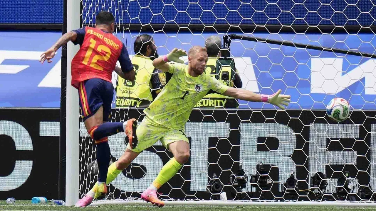 Pemain Spanyol Pedro Porro mencetak gol kedua timnya melewati kiper Austria Alexander Schlager selama pertandingan sepak bola babak 32 Piala Dunia antara Spanyol dan Austria di Inglewood, California, dekat Los Angeles, Kamis, (02/07/2026).