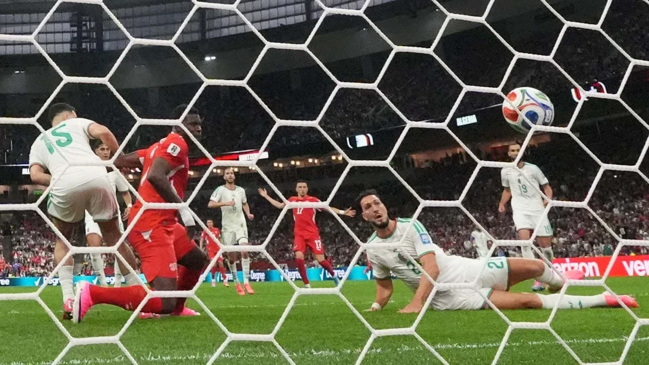 Pemain Swiss Breel Embolo mencetak gol pertama timnya selama pertandingan sepak bola babak 32 besar Piala Dunia antara Swiss dan Aljazair di Vancouver, British Columbia, Kamis (02/07/2026).