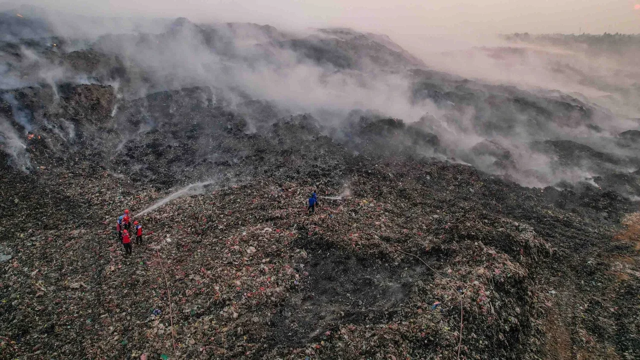 Petugas pemadam kebakaran berusaha memadamkan api di Tempat Pembuangan Akhir (TPA) Jatiwaringin, Kabupaten Tangerang, Banten, Jumat (03/07/2026).