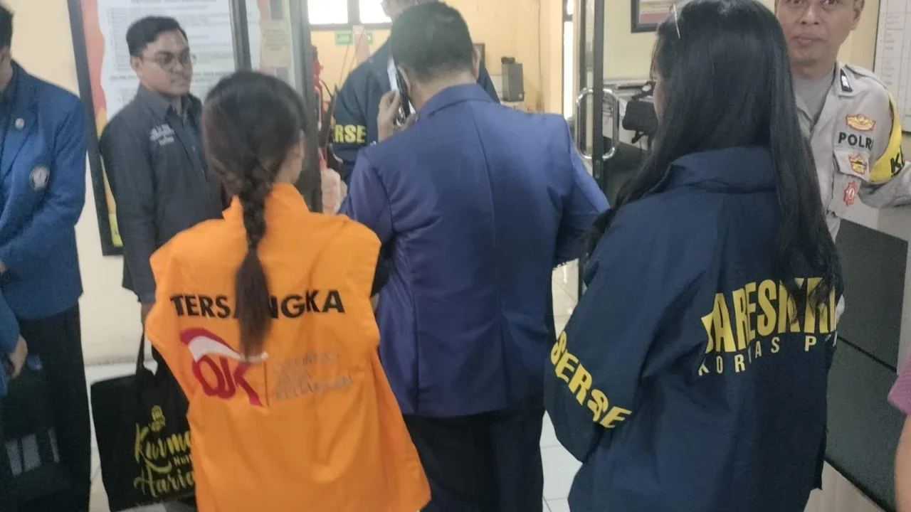 Otoritas Jasa Keuangan (OJK) menuntaskan penyidikan perkara dugaan tindak pidana perbankan yang terjadi di PT BPR DCN, Malang, Jawa Timur.