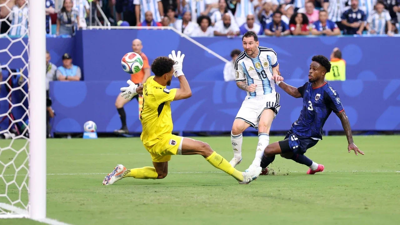Pemain Argentina Lionel Messi mencetak gol pertama timnya selama pertandingan babak 32 besar Piala Dunia FIFA 2026 antara Argentina dan Cabo Verde di Stadion Miami di Miami Gardens, Florida. Jumat (03/07/2026).