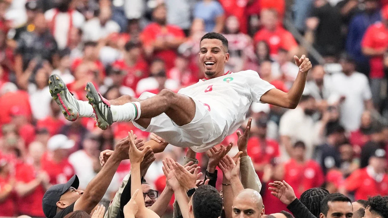 Pemain Maroko Azzedine Ounahi diangkat ke udara oleh rekan-rekan setimnya setelah pertandingan sepak bola babak 16 besar Piala Dunia melawan Kanada di Houston, Sabtu(04/07/2026).