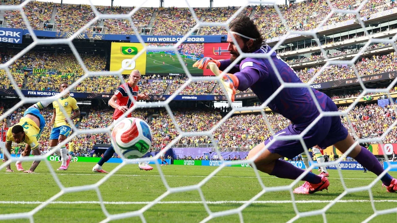 Pemain Nowegia Erling Haaland mencetak gol pertama timnya selama pertandingan babak 16 besar Piala Dunia FIFA 2026 antara Brasil dan Norwegia di Stadion New York New Jersey, Minggu, 5 Juli 2026.