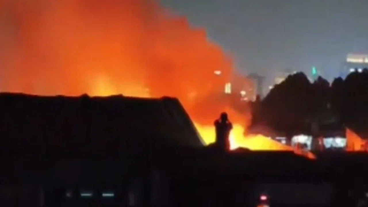 Insiden kebakaran hebat melanda permukiman padat penduduk di Palmerah Jakbar pada Minggu malam, menghanguskan lima rumah semi permanen. Diduga api berasal dari kompor yang ditinggal menyala, memicu kepanikan warga dan pengerahan puluhan personel pemadam k