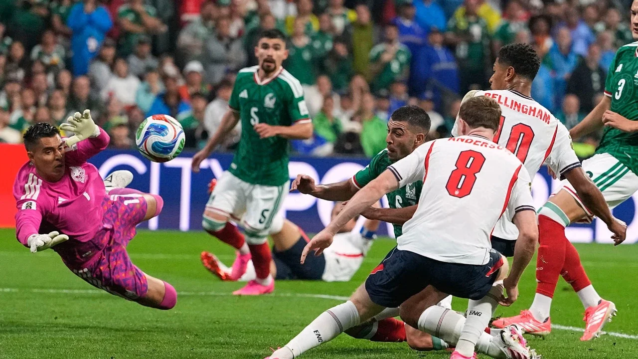 Pemain Inggris Jude Bellingham mencetak gol kedua timnya selama pertandingan sepak bola babak 16 besar Piala Dunia antara Meksiko dan Inggris di Mexico City, Minggu, 5 Juli 2026.