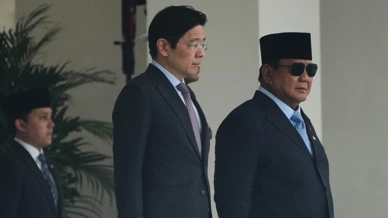 Presiden Prabowo Subianto menyambut kedatangan Perdana Menteri (PM) Singapura Lawrence Wong di Istana Merdeka, Jakarta, Senin (6/7/2026).