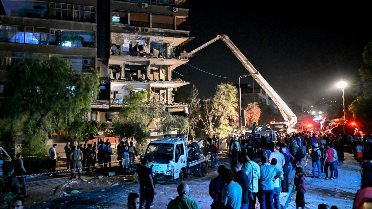 FOTO: Perang Meluas, Israel Bombardir Suriah hingga Tewaskan Perempuan dan Anak-Anak