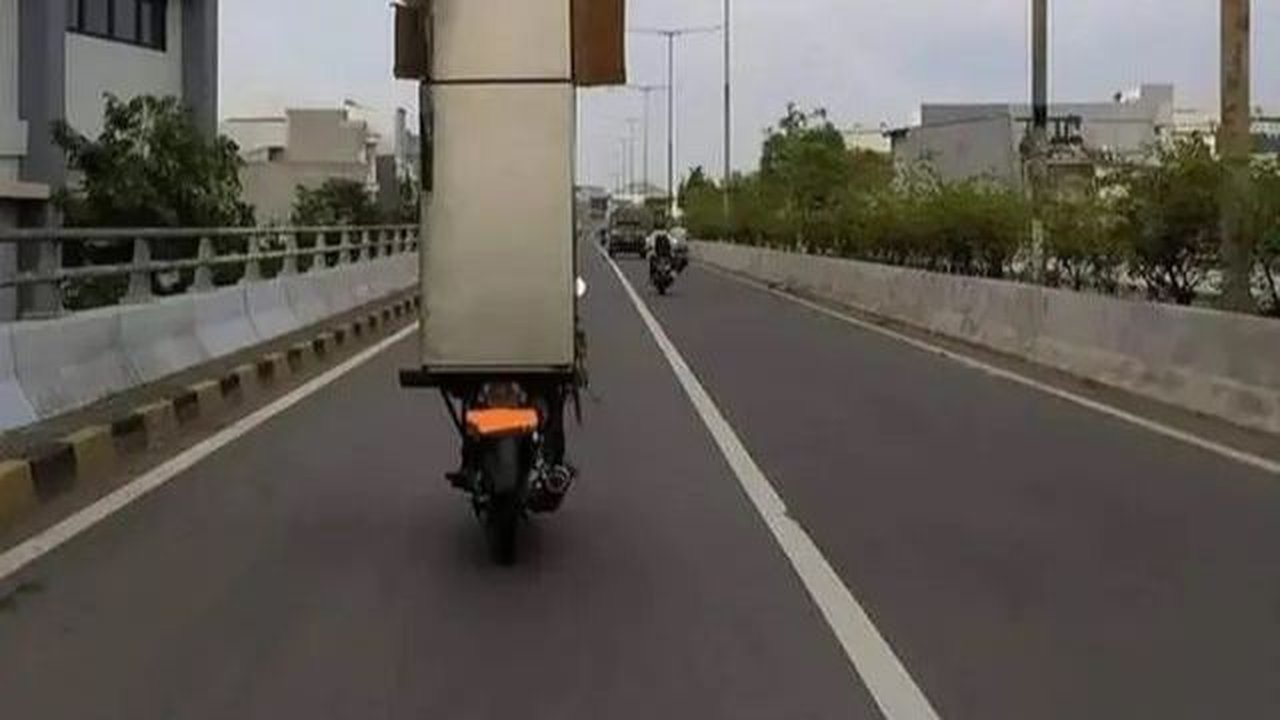 Bukan Motor, Kurir di UAE jadi Sorotan Antar Pesanan Terbang Pakai Jetpack 'Kurirnya Elite'