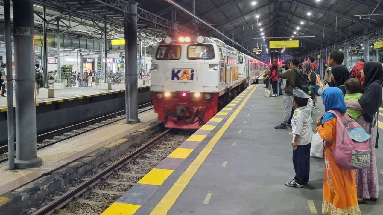 Tak Main-Main, Sanksi Tegas KAI ke Penumpang Mudik yang Ketahuan Merokok di Atas Kereta