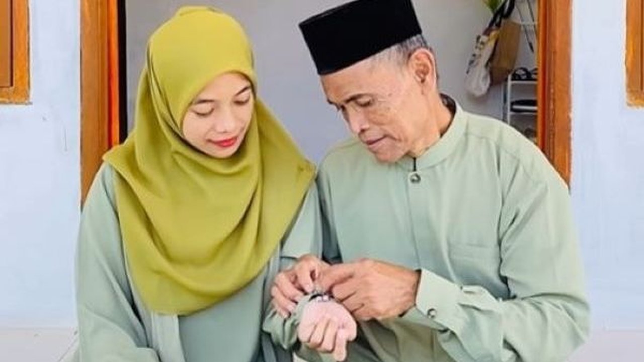 Asyik, Momen Ngabuburit Pasangan Beda Usia ke Supermarket 'Beli Yakult & Suami Beli Premen'