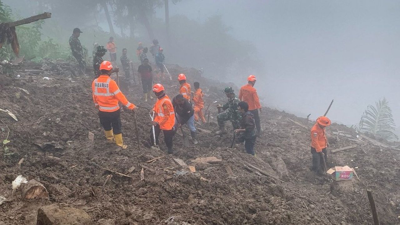 FOTO: Aksi Tim SAR Berjibaku Cari Korban Longsor di Tana Toraja, 18 Orang Ditemukan Tewas