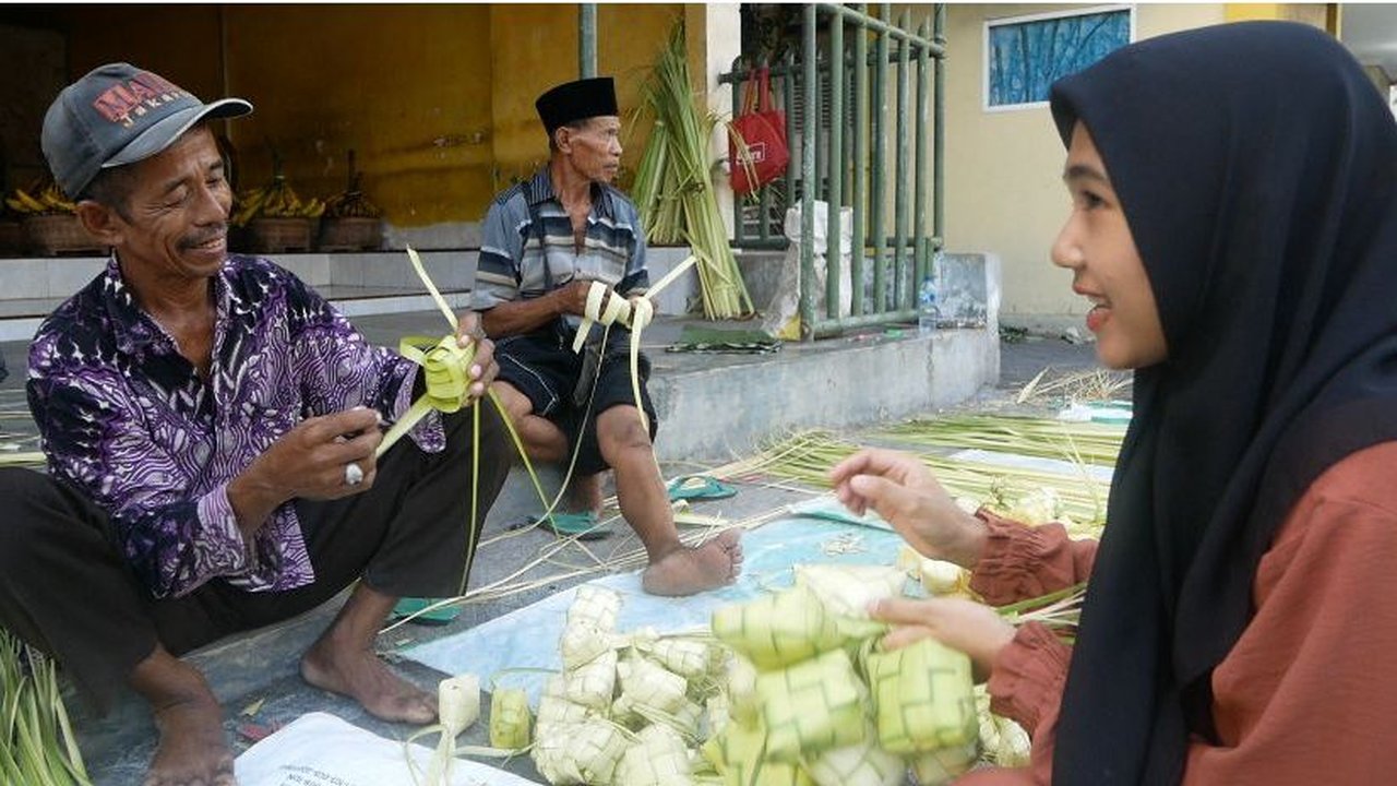 Mengenal Tradisi Bodho Kupat, Satu Kampung di Lumajang Kompak Jadi Pedagang Janur dan Ketupat