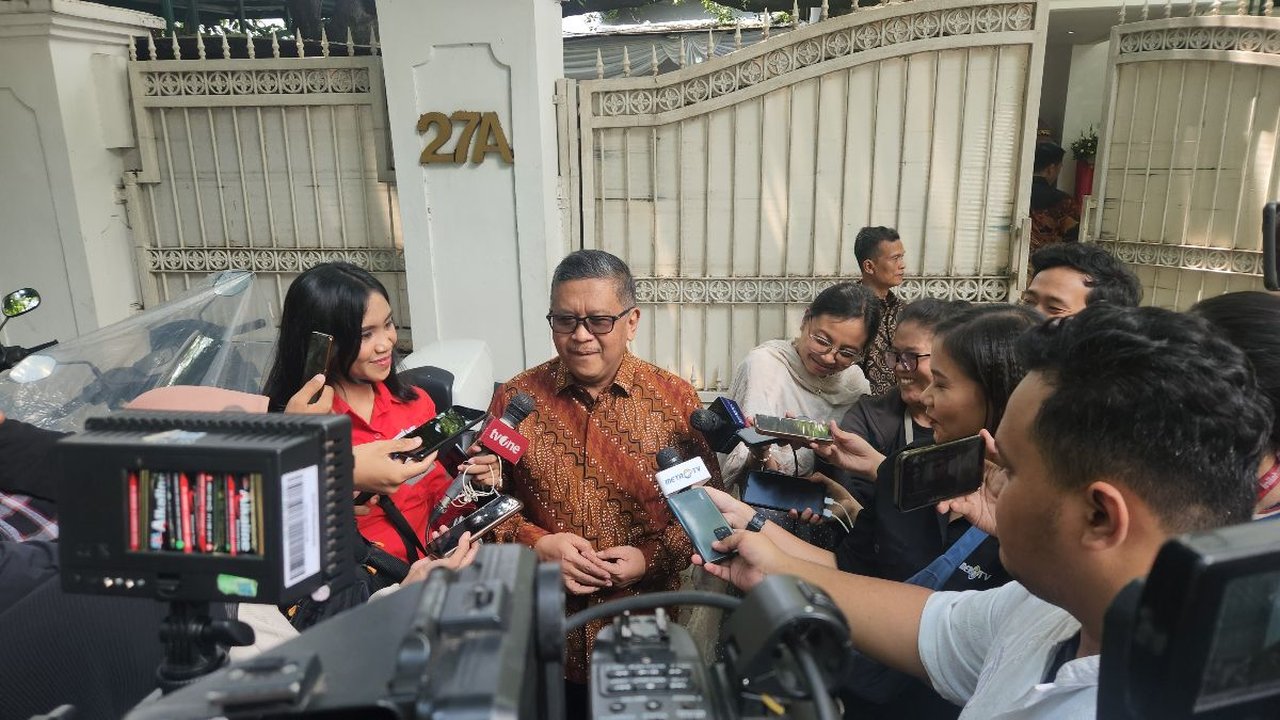 Hasto Kritik Jokowi, dari Karir Keluarga hingga Pembagian Bansos