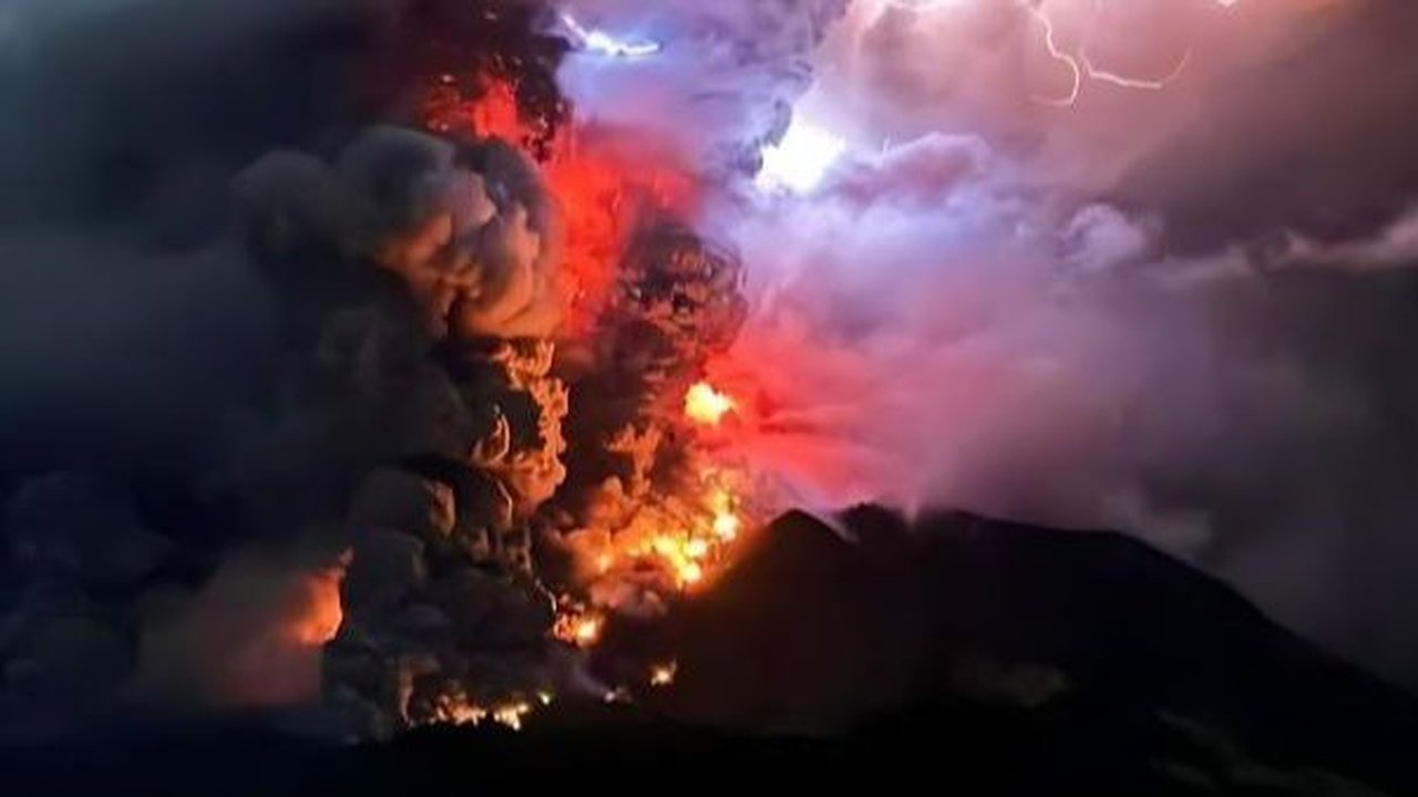 PVMBG: Gunung Ruang Alami 944 Kali Aktivitas Kegempaan Dalam Sehari
