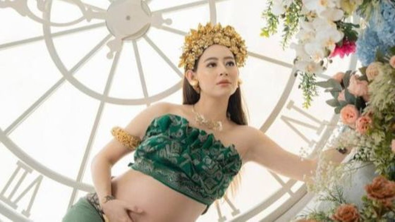 Sentuhan Adat Bali, 8 Foto Laura Theux Pamer Bare Baby Bump di Maternity Shoot Terbaru