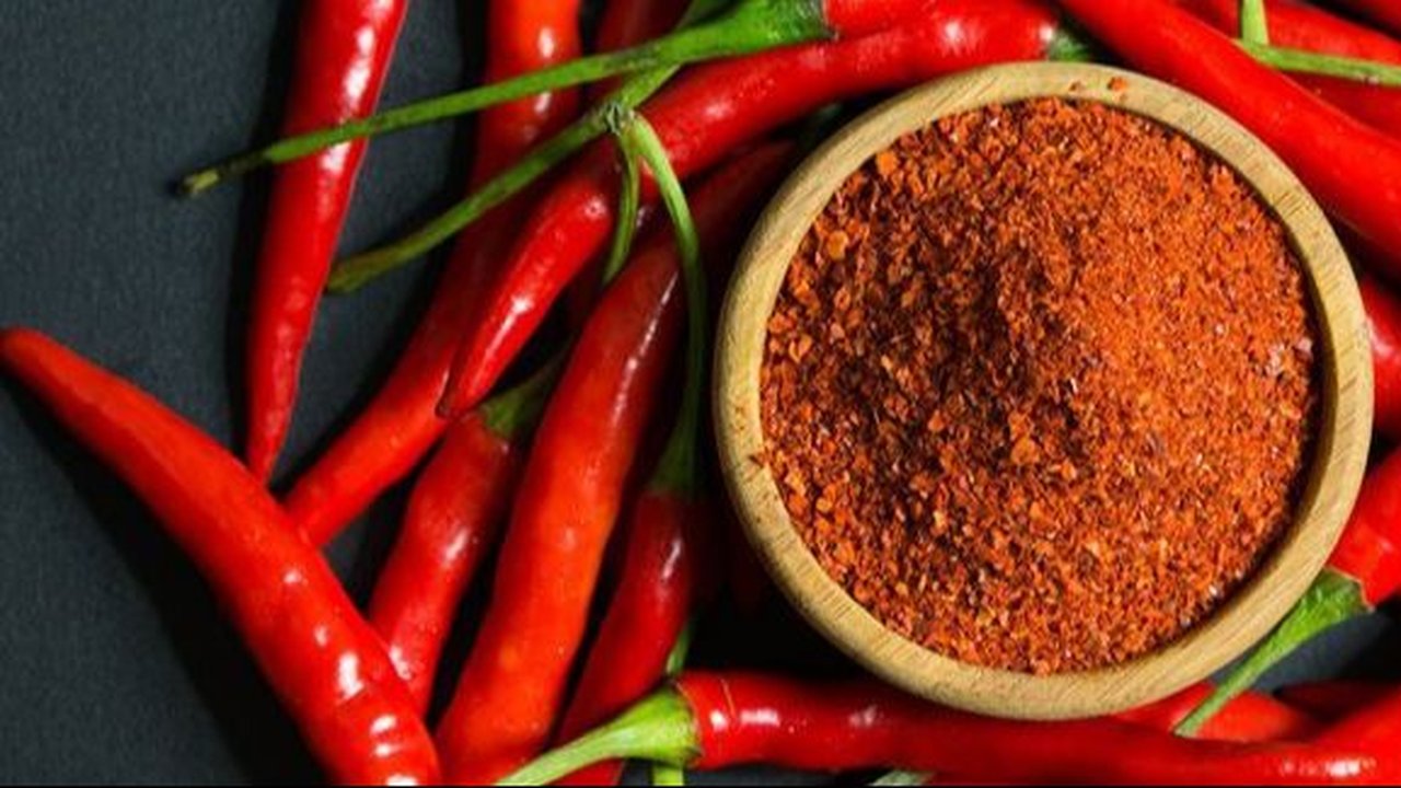 Tanpa Harus Dioven, Ini Trik Bikin Cabai Bubuk Biar Merah Pekat