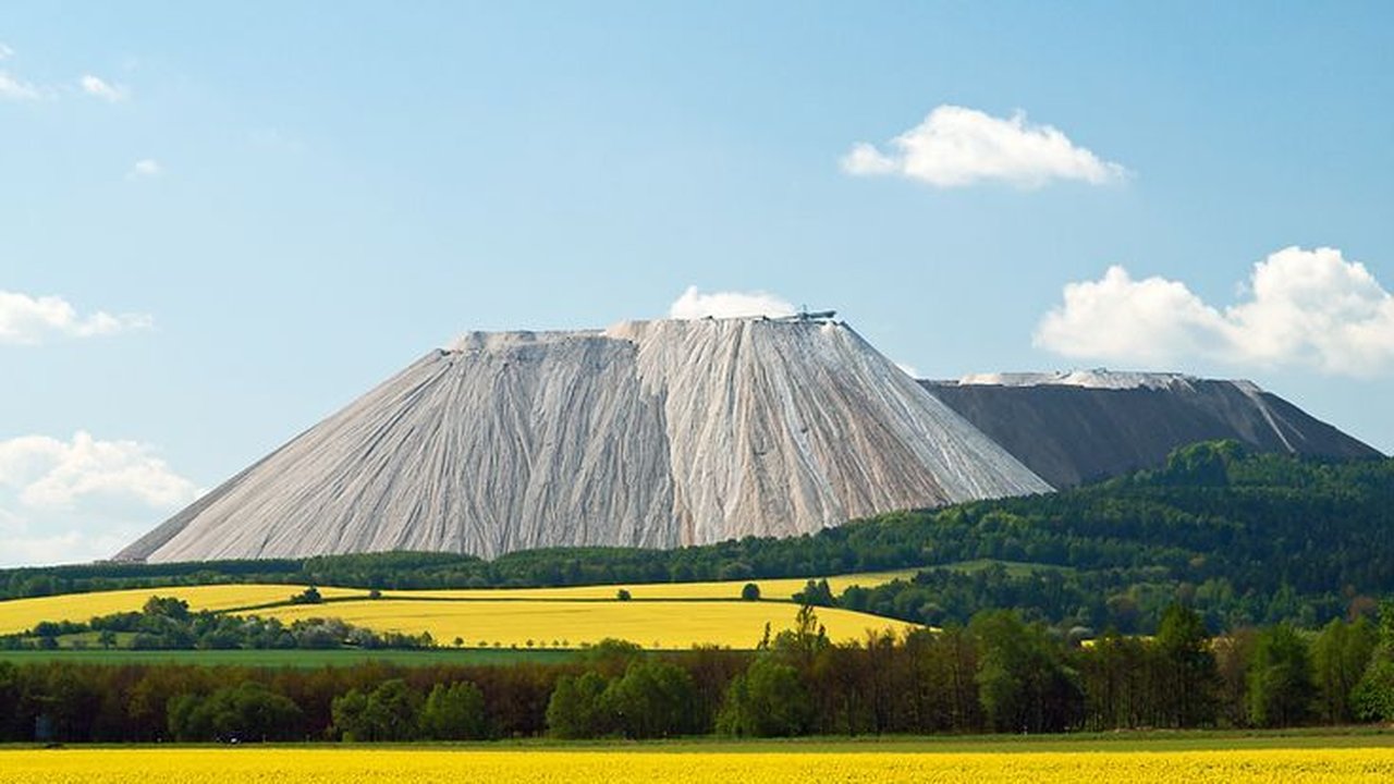 Kenalan dengan Monte Kali, Gunung Garam Buatan Terbesar di Dunia
