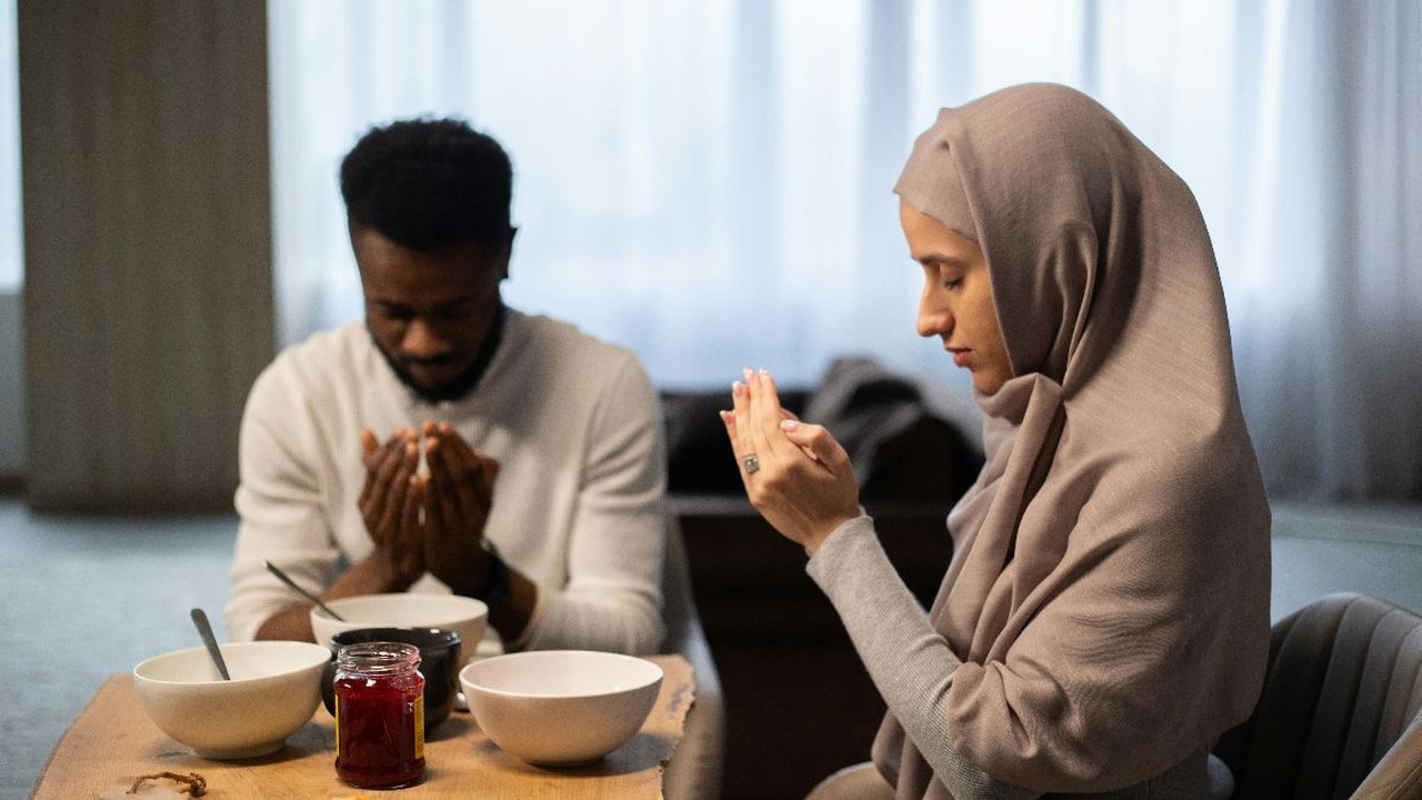 Bacaan Doa Makan Islam Panjang, Lengkap  Beserta Artinya