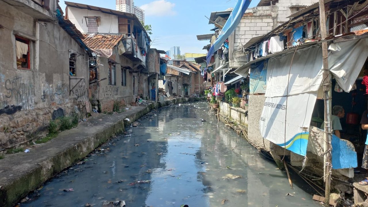 Miris Warga Bantaran Kali Ciliwung Ibu Kota, Hidup Berdampingan dengan Bau Sampah