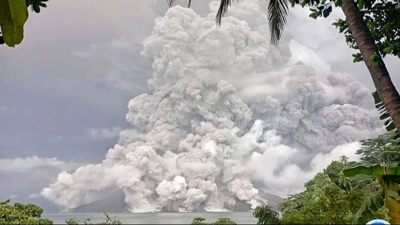 Awas! Gunung Ruang Kembali Erupsi, Muntahkan Abu Vulkanik Setinggi 5 Km
