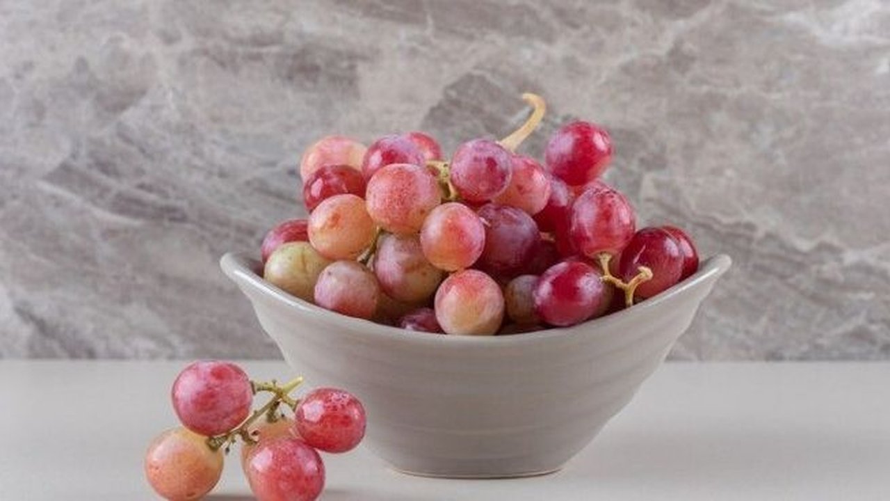 Trik Hilangkan Lilin yang Menempel pada Anggur Hanya Pakai 2 Bahan