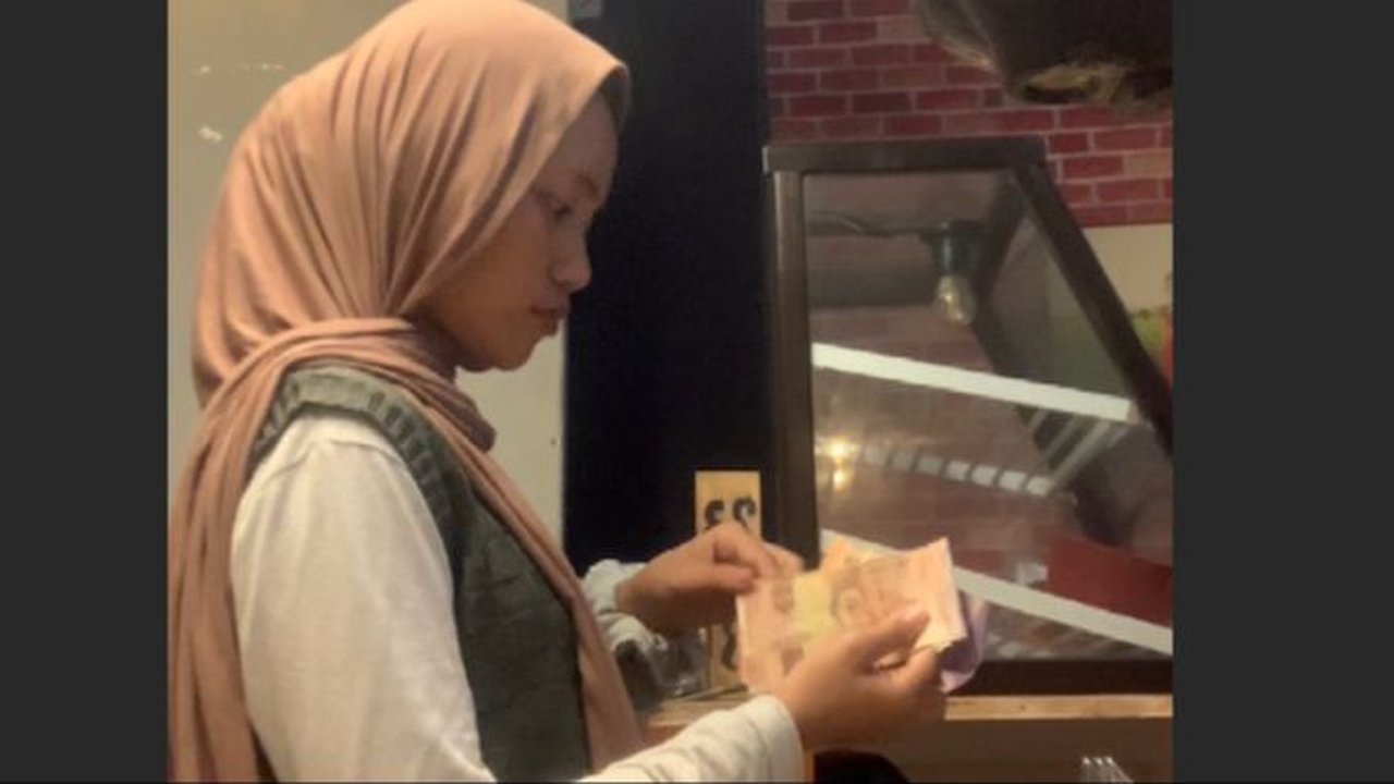 Viral Kisah Wanita Tetap Bertahan Bekerja dengan Gaji di Bawah UMR, Alasannya Bikin Haru