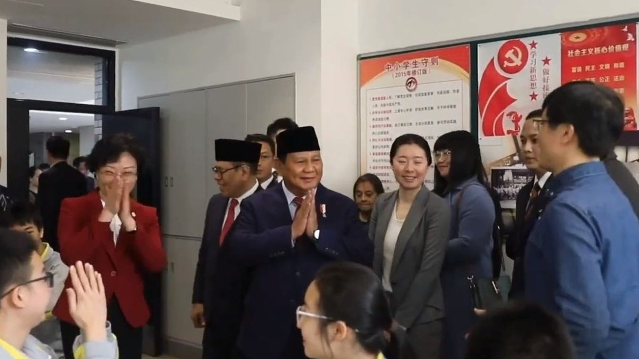 VIDEO: Respons Prabowo Saat Tinjau Program Makan Siang Gratis di Sekolah China