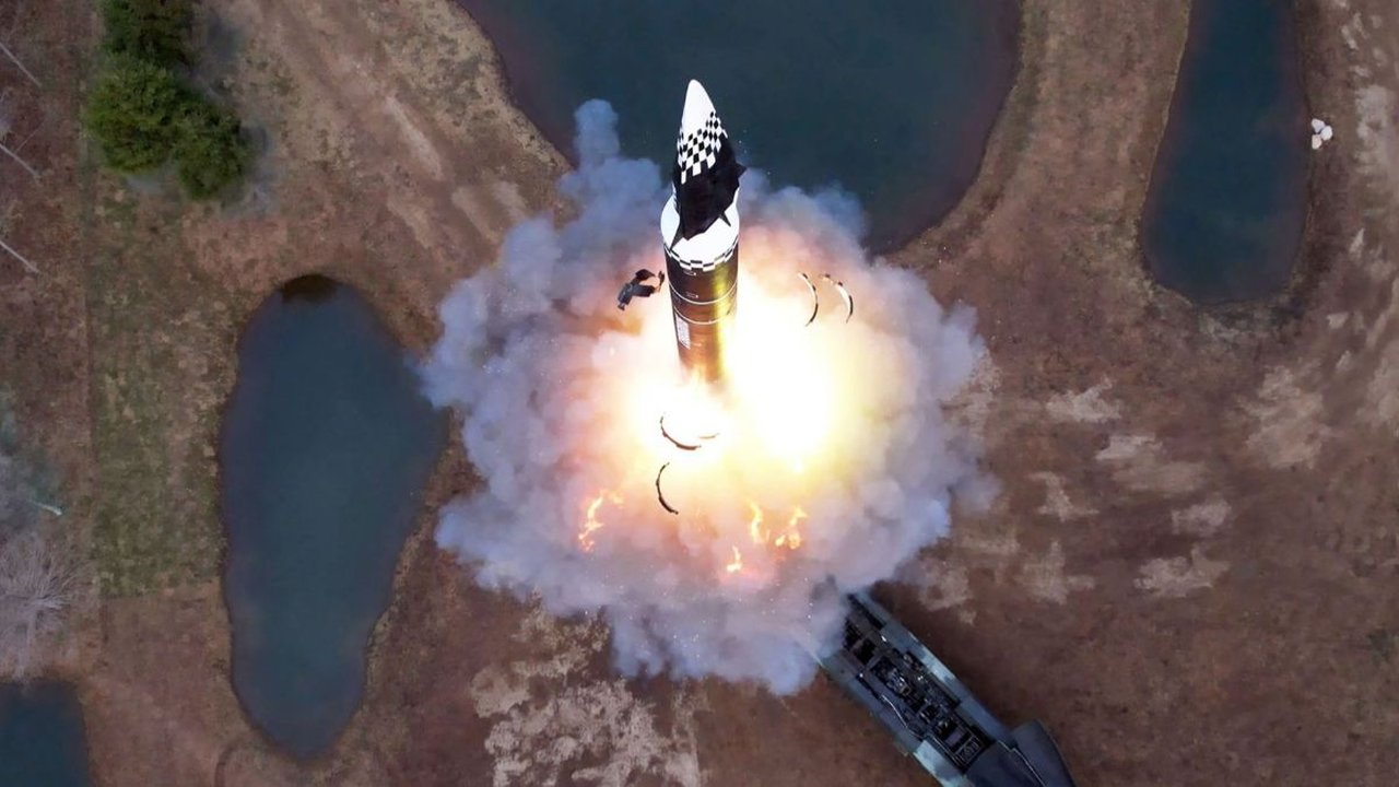 FOTO: Ngerinya Hwasong-16B, Rudal Balistik Terbaru Korea Utara Dilengkapi Hulu Ledak Hipersonik