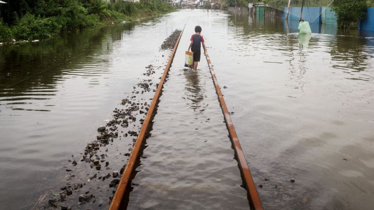Jalanan Sekitar Pantai Kuta Banjir sampai Dimanfaatkan Bule-Bule Buat Surfing
