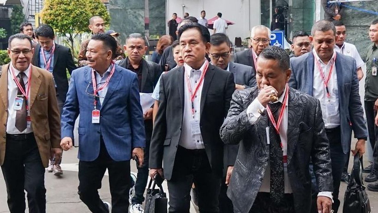 Canda Hotman Paris Sebut Bambang Widjojanto Paling Ganteng di Sidang MK