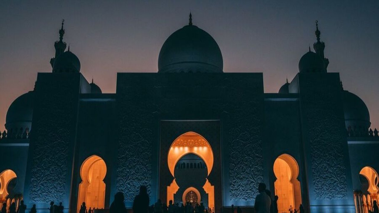 Tata Cara Sholat Idul Fitri Beserta Bacaannya, Perhatikan Jumlah Takbir Tiap Rakaat