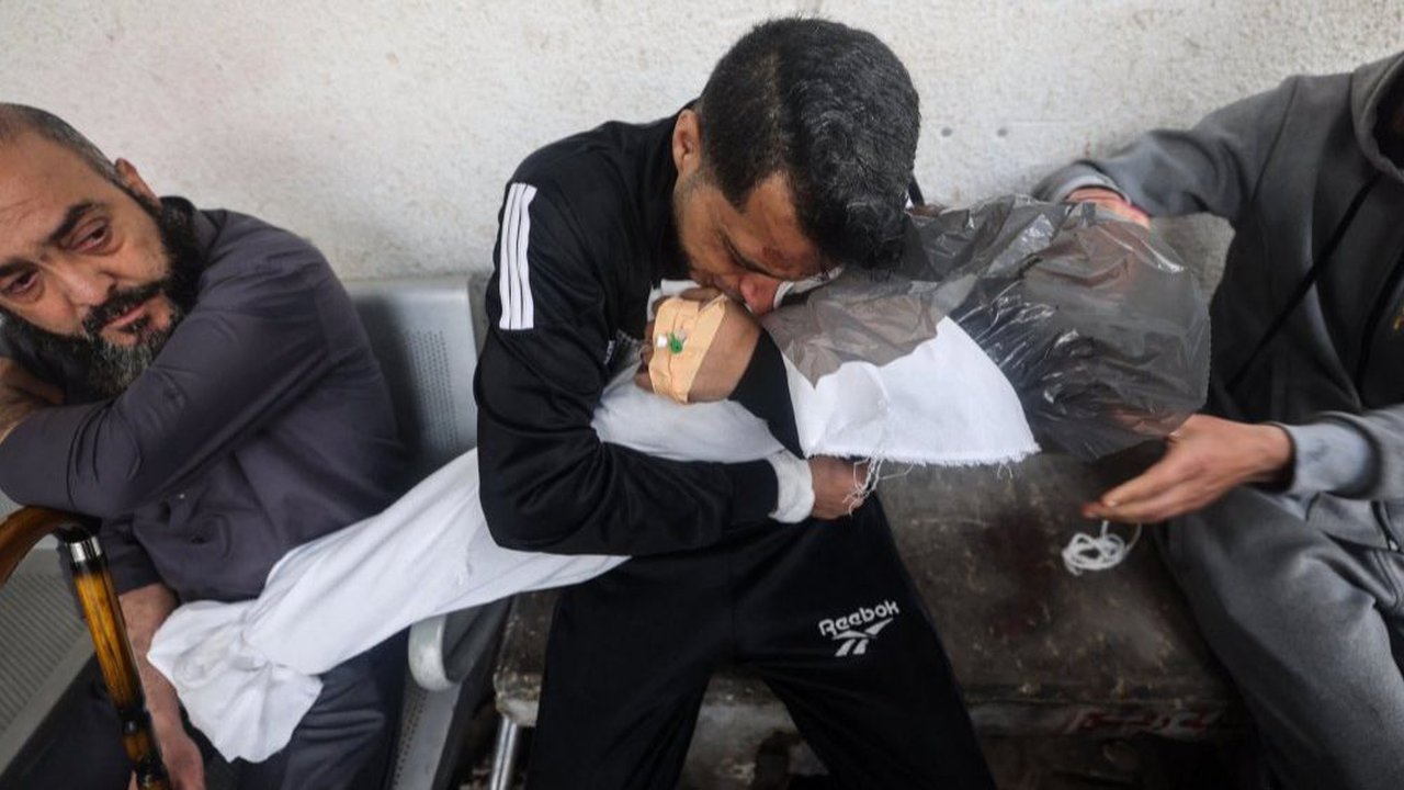 FOTO: Kisah Pilu Ayah Palestina Menangis Histeris Peluk Dua Putrinya yang Tewas Akibat Serangan Israel