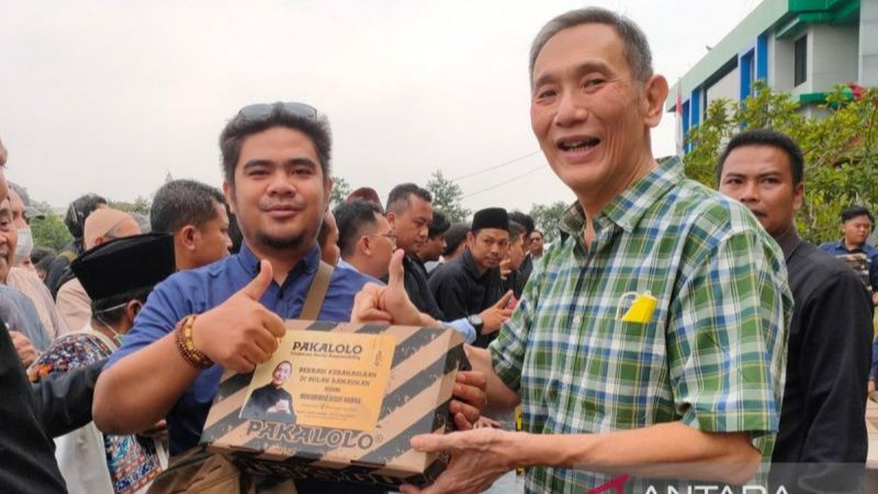 Jelang Lebaran, Pengusaha Jusuf Hamka Bagikan Sepatu Gratis Kepada Warga di Jaksel