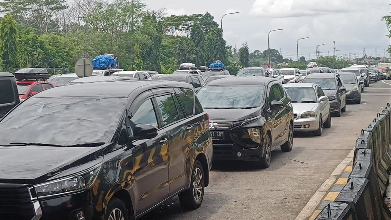 Kendaraan Pemudik Menuju Pelabuhan Merak Antre 8 Km dalam Tol