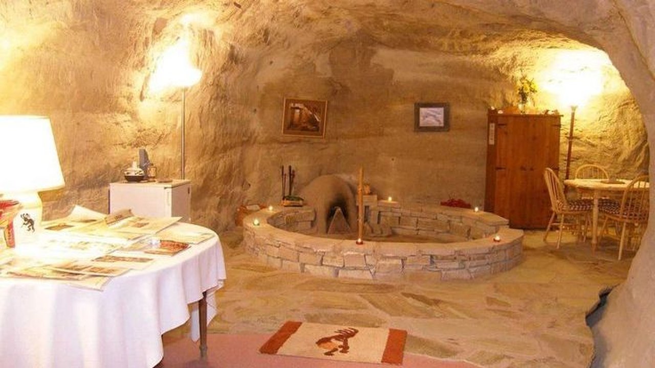 Hotel Unik Ini Tawarkan Tidur 400 Meter di Bawah Tanah, Tertarik Mencoba?