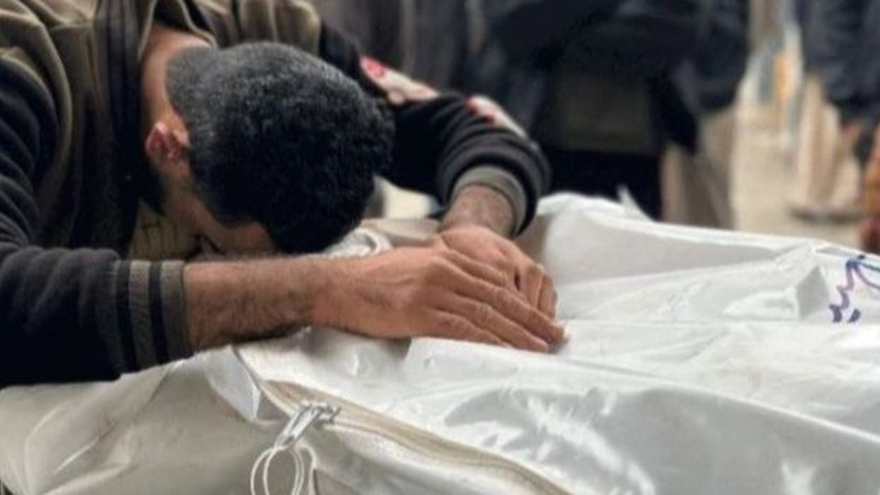 VIDEO Imam Salat di Irak Pingsan Saat Baca Doa untuk Gaza