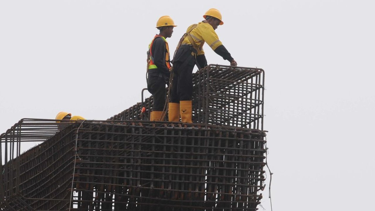 FOTO: Hari Buruh Sedunia, Pekerja Tetap Sibuk Garap Proyek LRT Velodrome-Manggarai