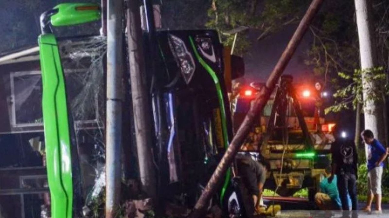 Bus SMK Lingga Kencana yang Kecelakaan di Ciater Bawa 61 Penumpang