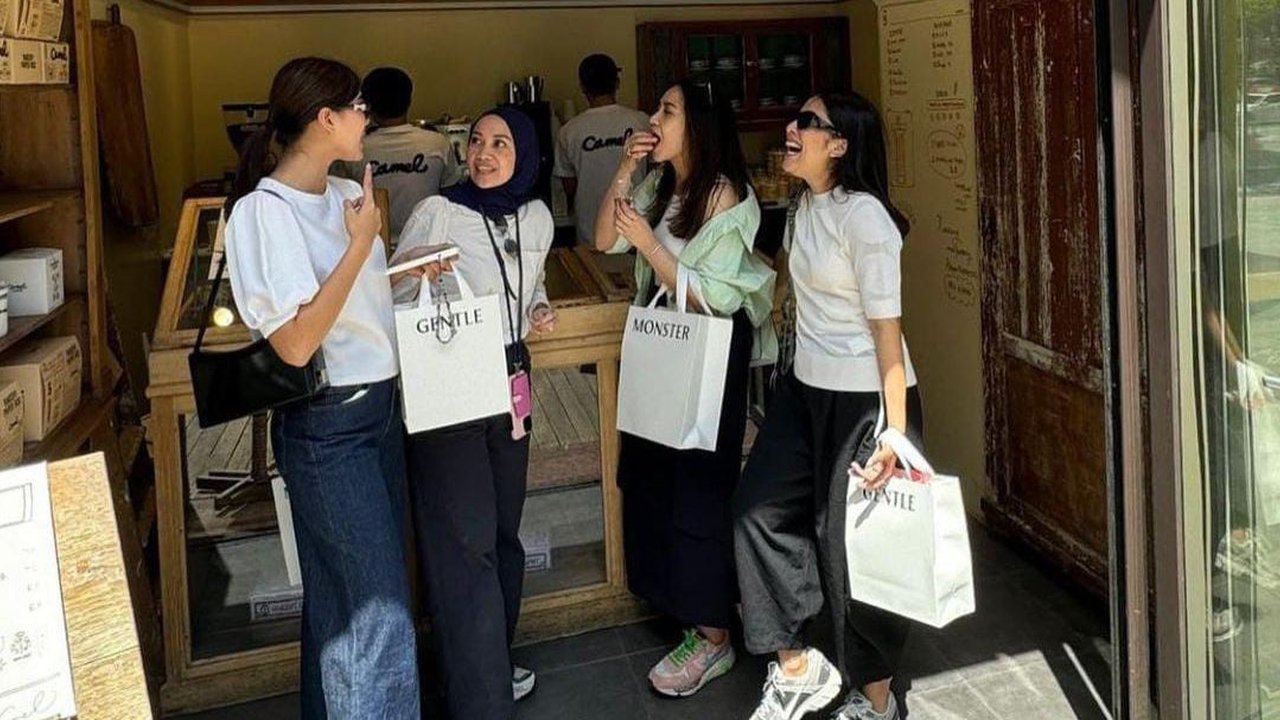 Potret Nagita Slavina Hangout Bareng Genk Cewek di Korea Selatan, Seru Banget Makan Sambil Asyik Belanja