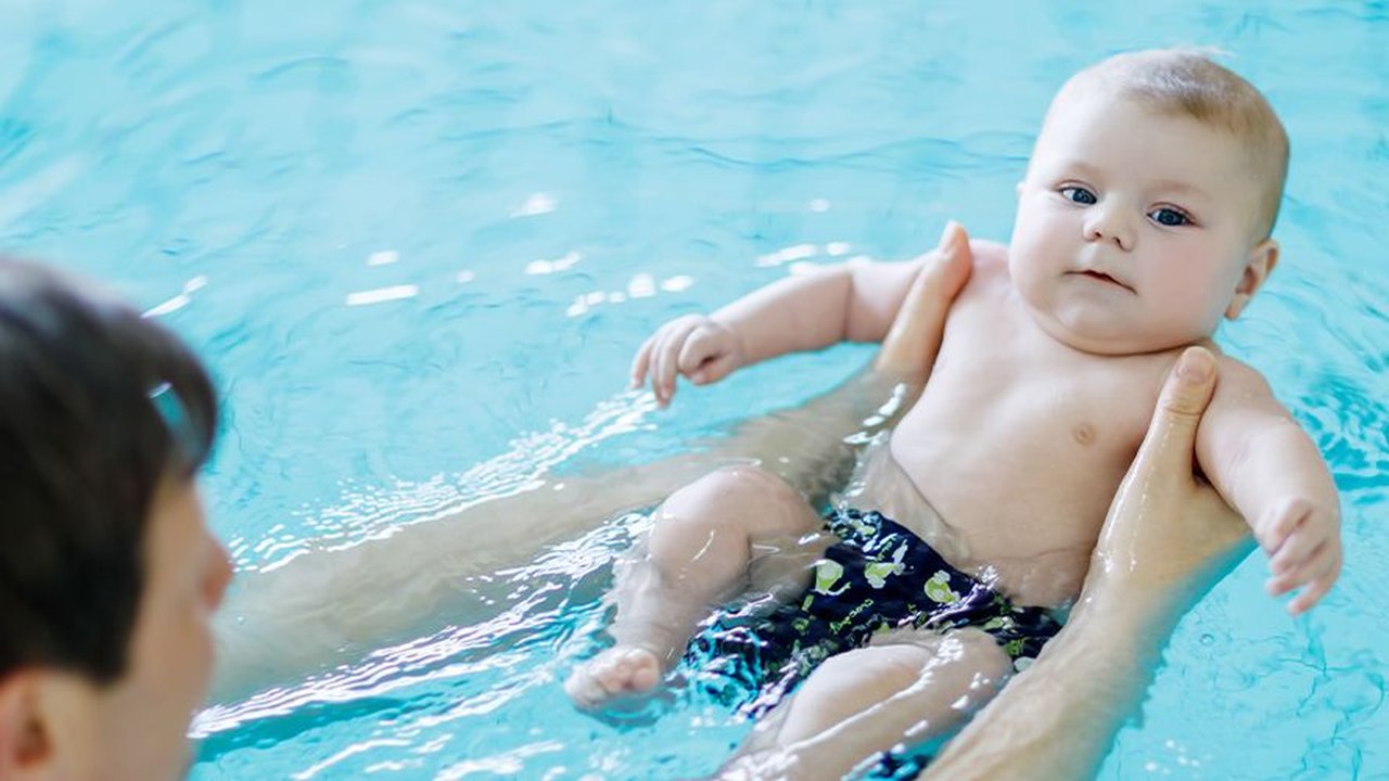 8 Manfaat Renang untuk Bayi, Berikut Tips Aman saat Berlatih