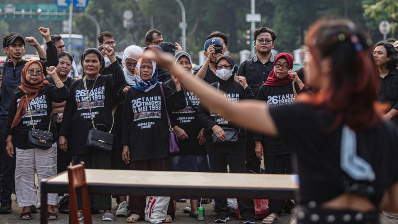 FOTO: Aksi Kamisan ke-815 Peringati 26 tahun Tragedi Mei 1998 di Seberang Istana Merdeka