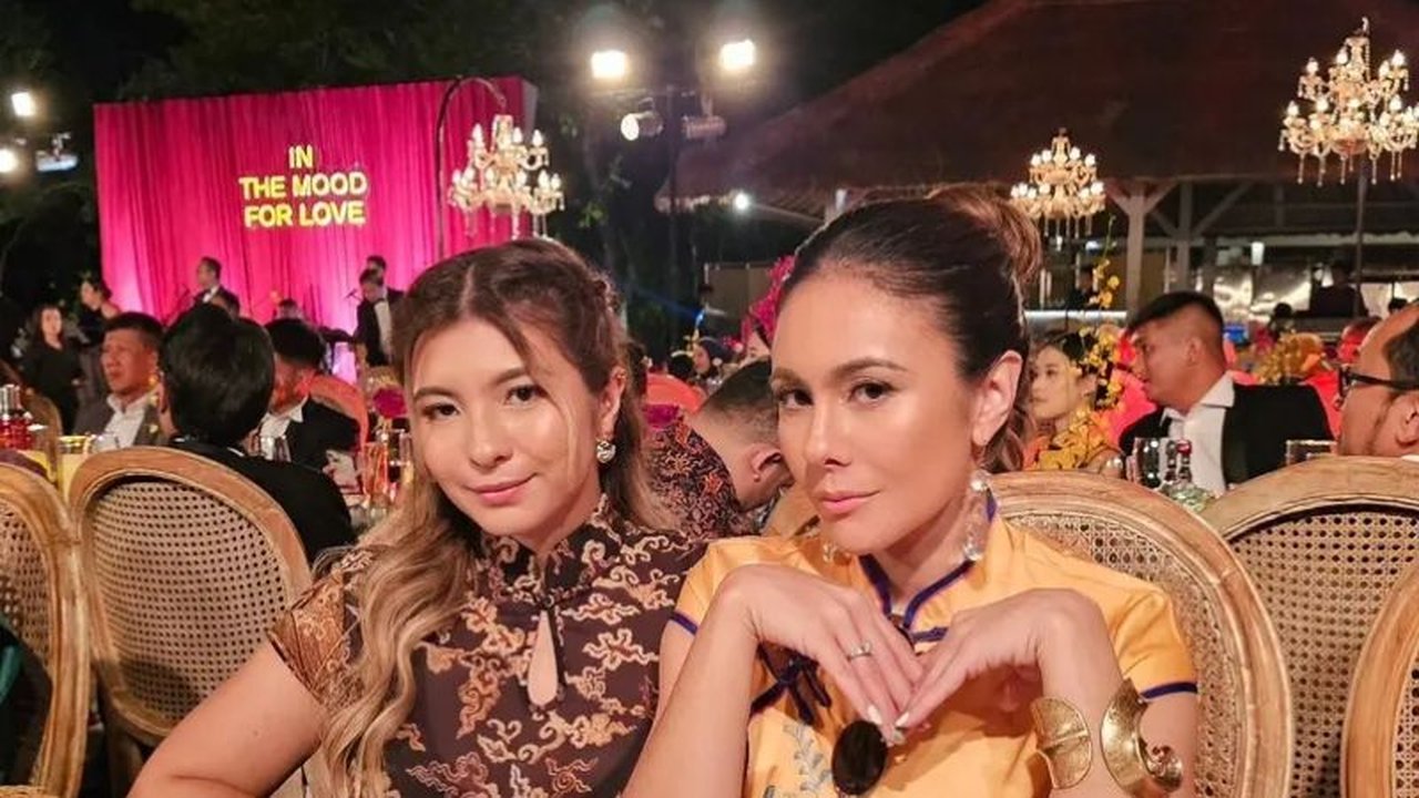 Kompak Banget Kayak Kakak Adik, Ini Potret Wulan Guritno dan Shalom Razade Kenakan Cheongsam Saat Kondangan