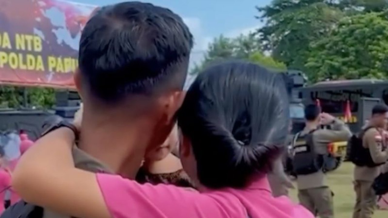 Tangis Haru Istri dan Anak Sambut Anggota Brimob Kembali dari Medan Operasi di Papua