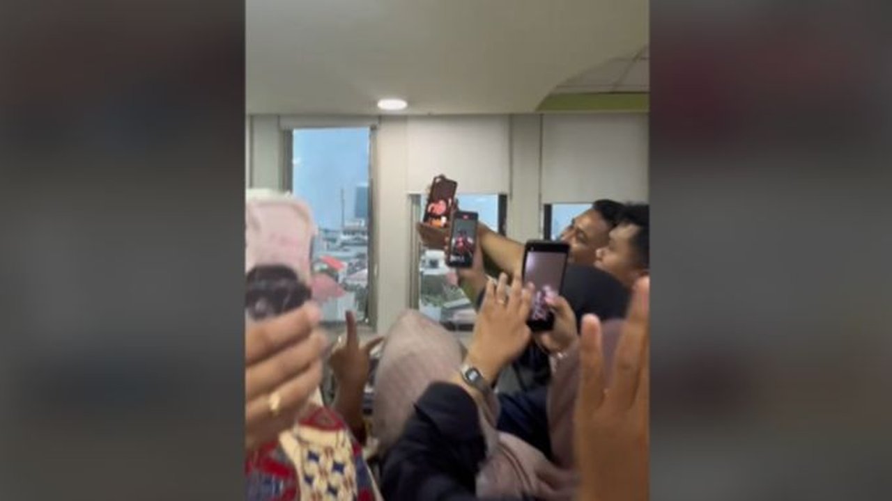 Satu Kantor Heboh dan Histeris, Video Call Marselino Ferdinan Lewat Jalur Orang Dalam