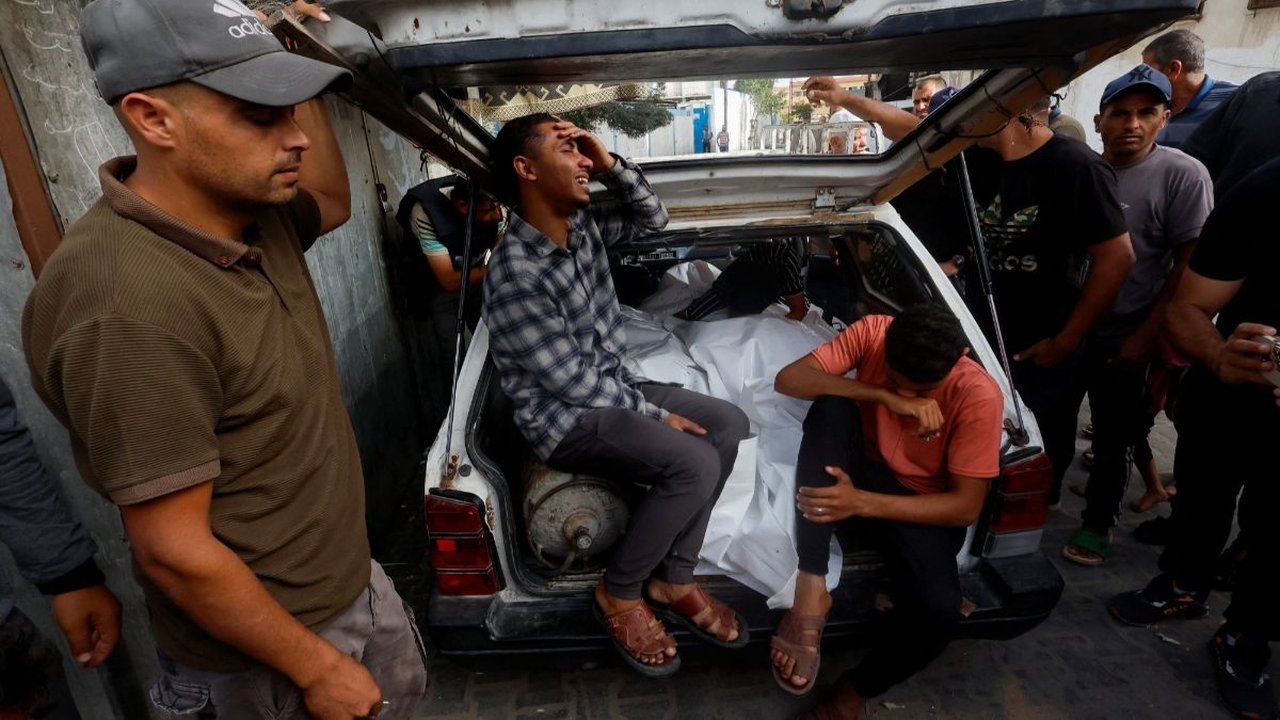 FOTO: Tangis Pilu Warga Gaza Saat Puluhan Orang Tewas Akibat Serangan Israel di Pengungsian Rafah