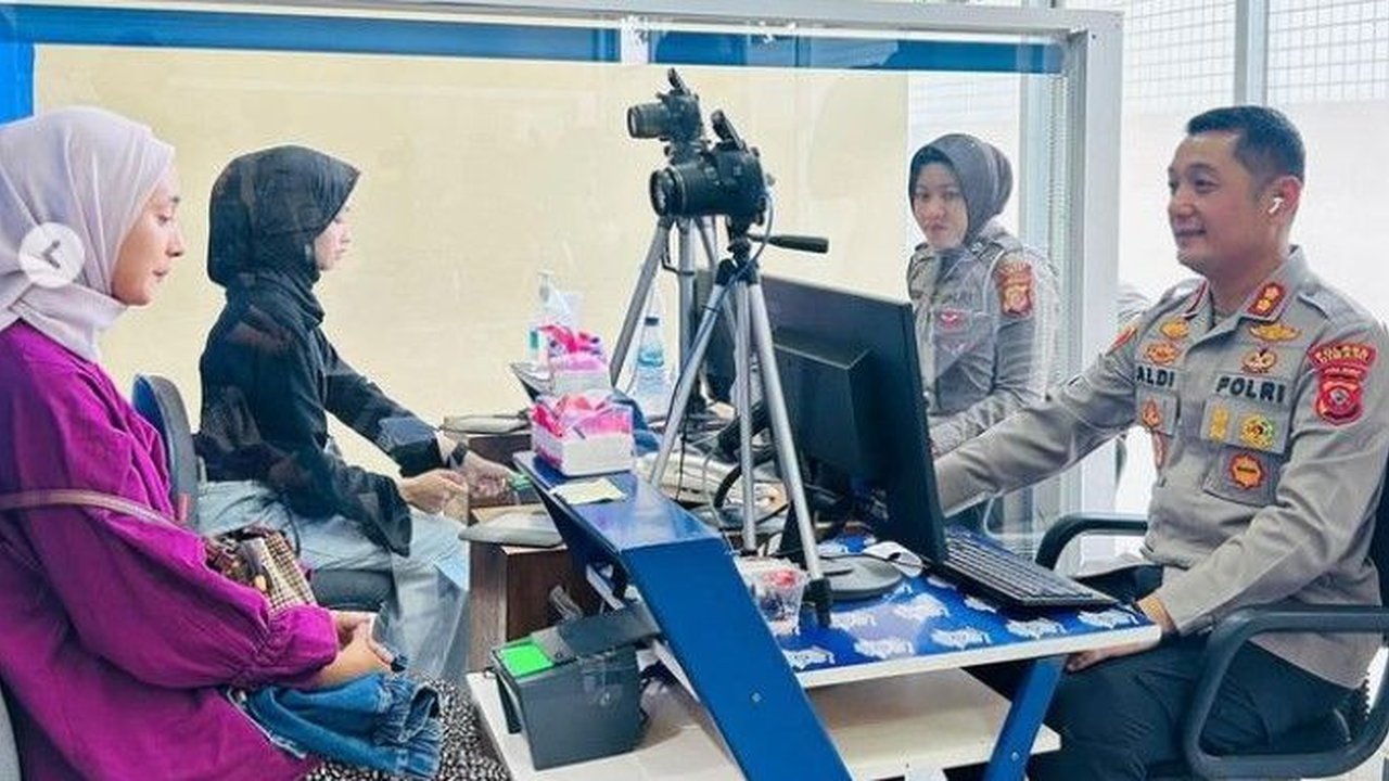 Kapolres Ganteng Turun Tangan Jadi 'Tukang Foto' SIM, Bikin Grogi Warga