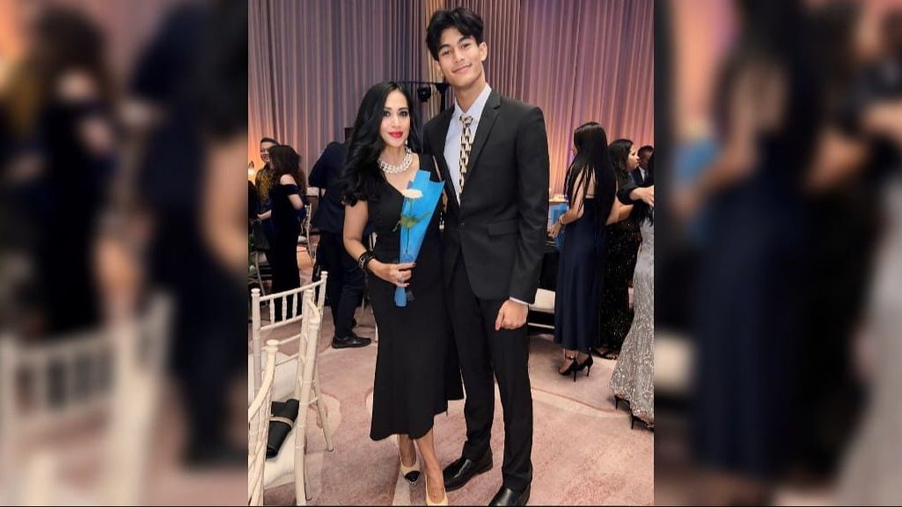 Potret Diah Permatasari saat Hadir di Acara Gala Dinner Kelulusan Putranya, Penampilannya Bikin Salfok