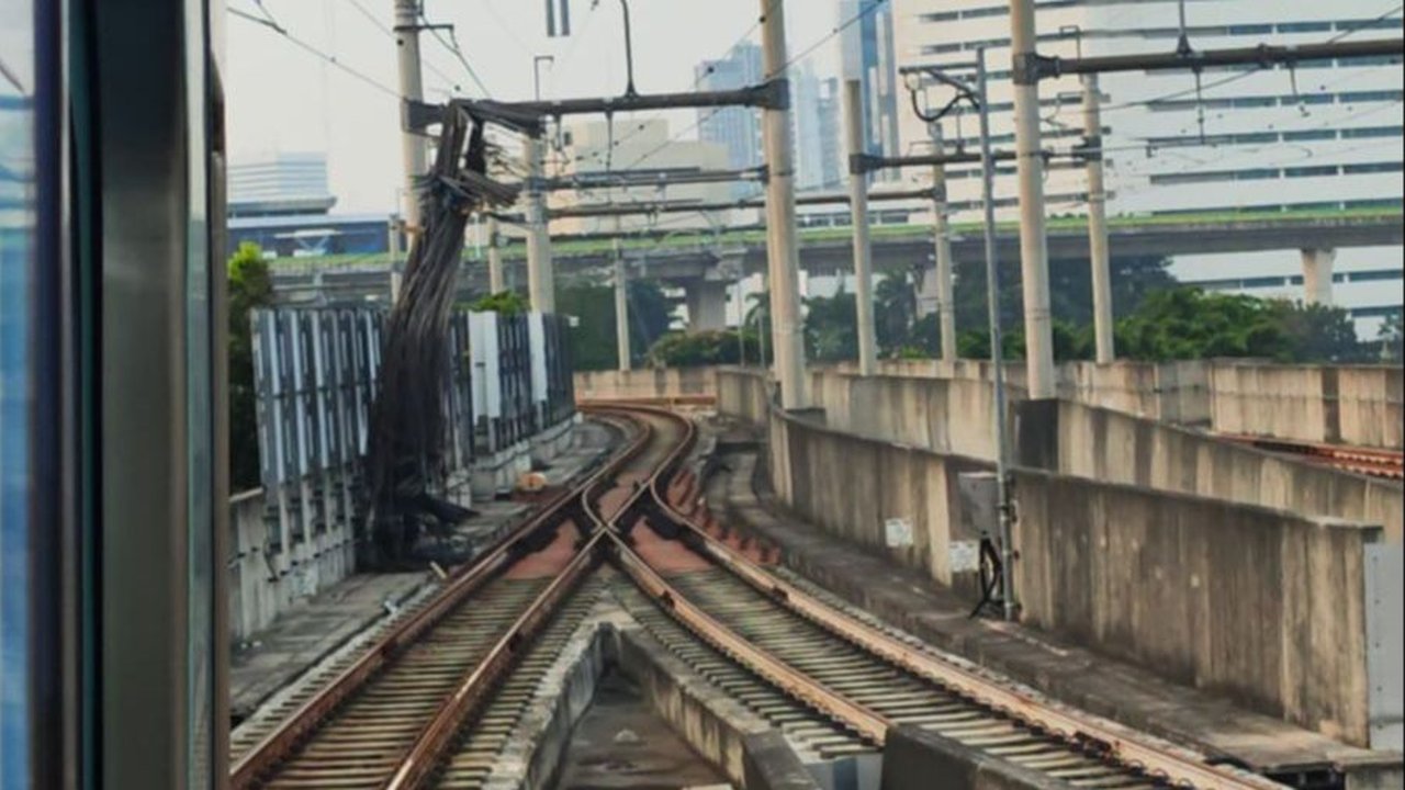 Kronologi Besi Crane Proyek Kejagung Jatuh Lalu Dihantam MRT sampai Muncul Percikan Api
